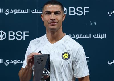 Cắt từ bên trái sẽ tạo nên một làn sóng thế giới! Cristiano Ronaldo nhận cúp Bàn thắng đẹp nhất tuần của Liên đoàn bóng đá Ả Rập Saudi trước trận đấu