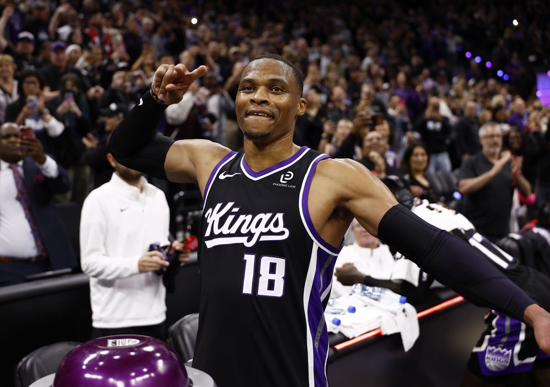 cột mốc quan trọng! Westbrook đã dẫn dắt đội giành chiến thắng với triple-double ghi được 23 điểm, 16 rebound và 10 kiến tạo. Anh đã ghi được 204 cú triple-double trong sự nghiệp của mình.