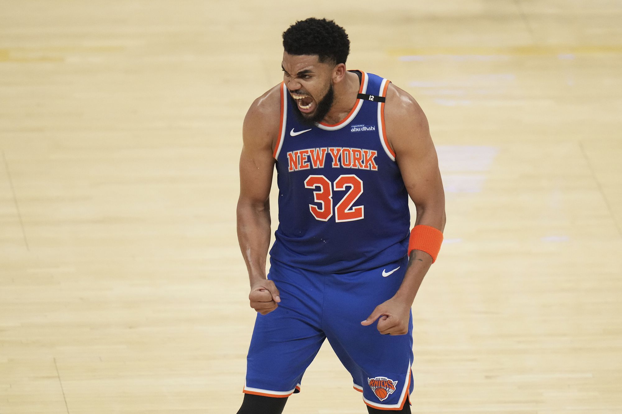 Mang theo đội! Towns thực hiện 7 trong số 10 cú sút trong hiệp đầu tiên, ghi được 18 điểm, 1 rebound và 1 kiến tạo.