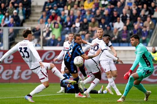 Atalanta đấu với Bologna