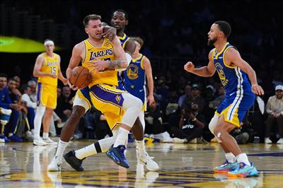 Lắc vai ăn mừng ăn trộm cà ri? Doncic: Không, lúc đó tôi không biết phải làm gì