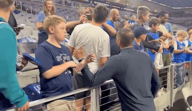 Harrison ký tặng và chụp ảnh cho fan Mavericks, cố tình bỏ qua fan mặc đồng phục Doncic