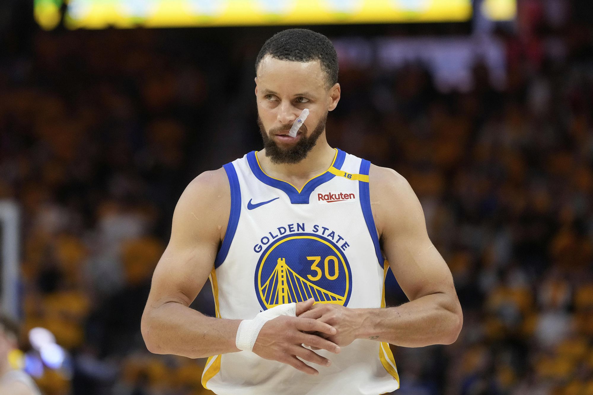 Warriors ném trúng 19 quả ba điểm trong trận, Curry ném trúng 5 quả ba điểm, và Warriors không chịu thua ba trận liên tiếp.