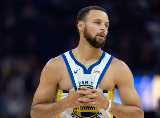 Warriors thực hiện 4 trong số 18 quả ba điểm trong một hiệp đấu và chỉ ghi được 14 điểm trong hiệp đầu tiên.