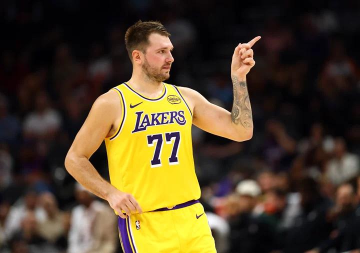 Giành được ưu thế! Doncic ghi 12 điểm và 5 kiến tạo trong hiệp 1, đánh bại Antetokounmpo, đội chỉ ghi được 3 điểm.