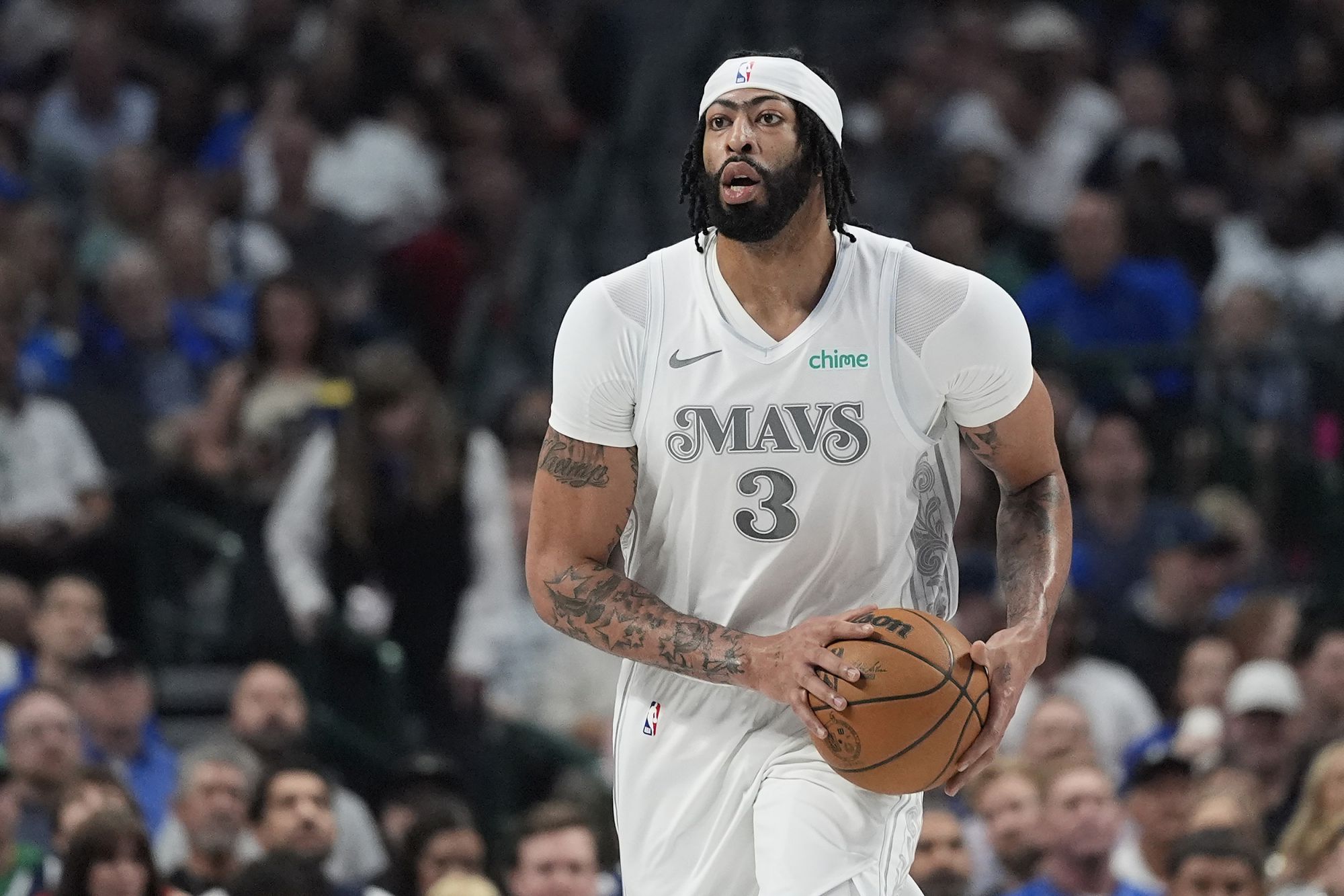 Meiji: Số trận mà lông mày dày chơi ở Mavericks không nhiều bằng con số 30+ mà Doncic chơi ở Lakers mùa trước.