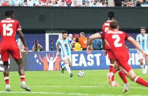 Argentina đấu với Canada