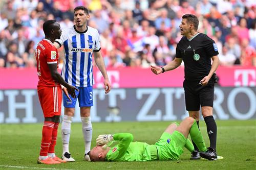 Bayern Munich đấu với Hertha Berlin