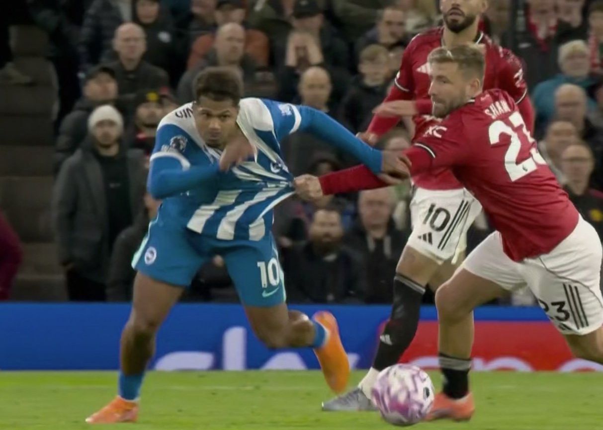 Quan chức Premier League: Luke Shaw tiếp xúc trái luật với Rutte ở mức tối thiểu nên bàn thắng có hiệu lực