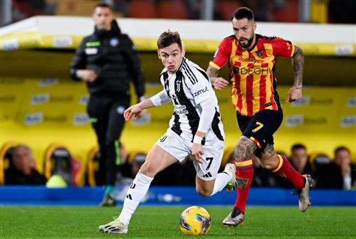 Lecce đấu với Juventus