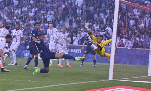 Lyon đấu với Paris Saint Germain