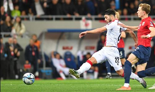 Neville đấu với Scotland