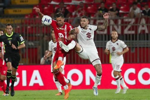 Turin đấu với Monza