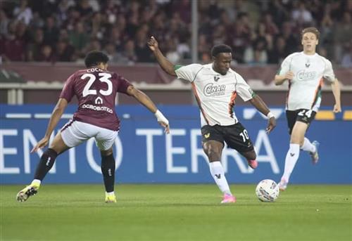 Turin đấu với Venice